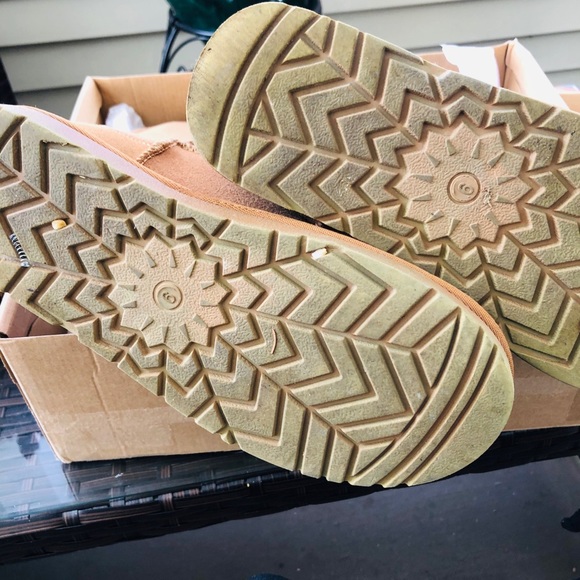 Uggs - Picture 2 of 4